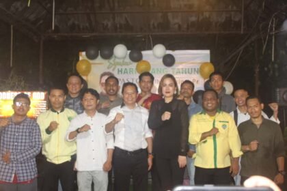 Kebersamaan penuh sukacita — Pastor Albert Arina, Pr, merayakan ulang tahun ke-57 di Baruga Kare Makassar bersama para aktivis, ormas Katolik, dan sahabat lintas komunitas. (paul/mediapesan.com)