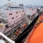 Proses transfer LNG dari kapal LNG Prima Concord ke FSRU Nusantara Regas Satu di Teluk Jakarta, mendukung pasokan energi bersih untuk pembangkit listrik PLN di Jawa bagian barat.