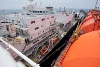 Proses transfer LNG dari kapal LNG Prima Concord ke FSRU Nusantara Regas Satu di Teluk Jakarta, mendukung pasokan energi bersih untuk pembangkit listrik PLN di Jawa bagian barat.