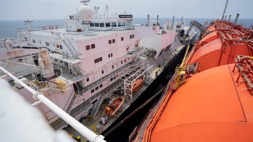 Proses transfer LNG dari kapal LNG Prima Concord ke FSRU Nusantara Regas Satu di Teluk Jakarta, mendukung pasokan energi bersih untuk pembangkit listrik PLN di Jawa bagian barat.
