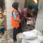 Petugas Rumah Zakat bersama Pemerintah Kelurahan Rappokalling menyalurkan bantuan sembako kepada lansia di pemukiman padat, (16/10/2025).