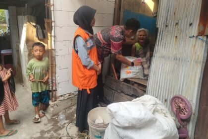 Petugas Rumah Zakat bersama Pemerintah Kelurahan Rappokalling menyalurkan bantuan sembako kepada lansia di pemukiman padat, (16/10/2025).