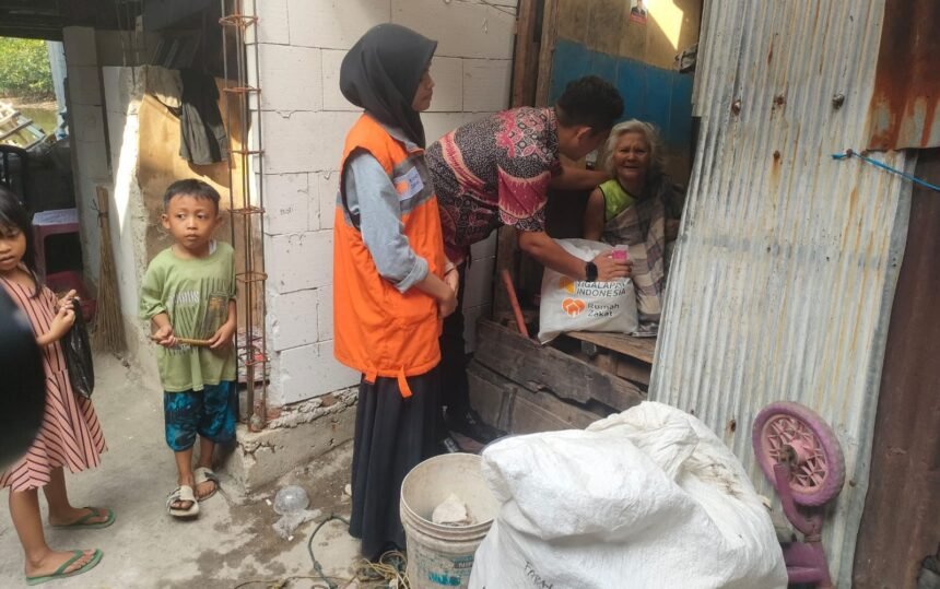 Petugas Rumah Zakat bersama Pemerintah Kelurahan Rappokalling menyalurkan bantuan sembako kepada lansia di pemukiman padat, (16/10/2025).