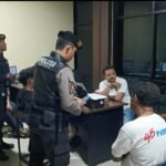 Personel Unit Perintis Presisi Polres Gowa memeriksa pria berinisial S (24) beserta saksi di Mapolres Gowa usai diamankan dari amuk massa akibat dugaan perselingkuhan di Desa Taeng, Pallangga, Kamis (16/10/2025).