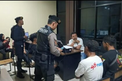 Personel Unit Perintis Presisi Polres Gowa memeriksa pria berinisial S (24) beserta saksi di Mapolres Gowa usai diamankan dari amuk massa akibat dugaan perselingkuhan di Desa Taeng, Pallangga, Kamis (16/10/2025).