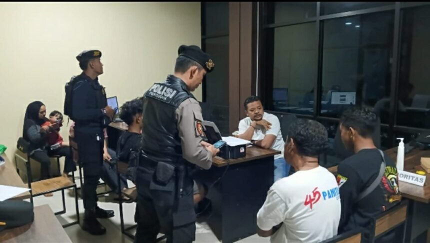 Personel Unit Perintis Presisi Polres Gowa memeriksa pria berinisial S (24) beserta saksi di Mapolres Gowa usai diamankan dari amuk massa akibat dugaan perselingkuhan di Desa Taeng, Pallangga, Kamis (16/10/2025).