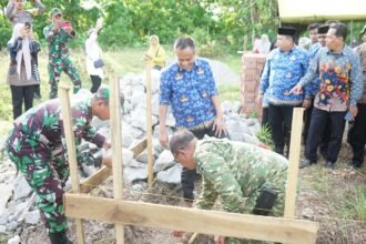 Kabupaten Enrekang, Sulawesi Selatan, menjadi salah satu titik awal dalam peletakan batu pertama pembangunan fisik gerai, pergudangan, dan perlengkapan Koperasi Desa/Kelurahan Merah Putih (Kopdes/KDKMP) di Desa Patondon Salu, Kecamatan Maiwa, Jumat (17/10/2025).