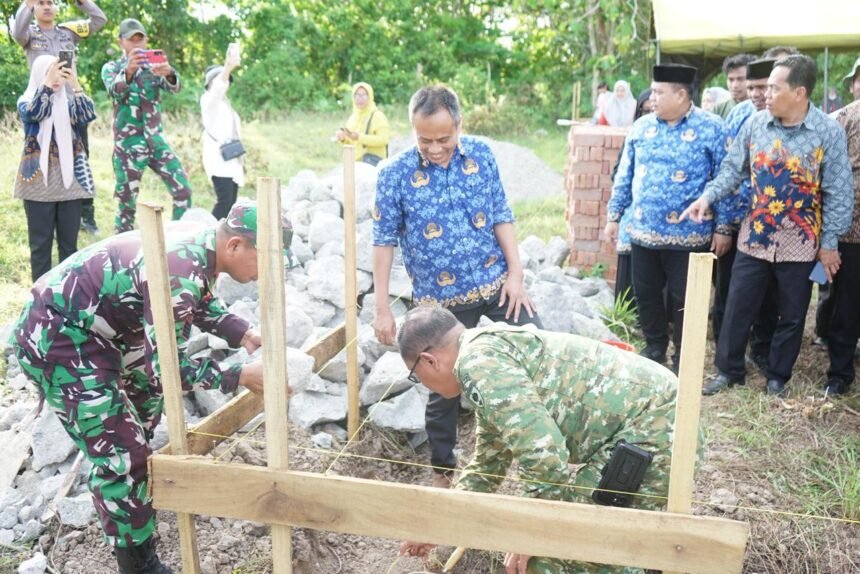 Kabupaten Enrekang, Sulawesi Selatan, menjadi salah satu titik awal dalam peletakan batu pertama pembangunan fisik gerai, pergudangan, dan perlengkapan Koperasi Desa/Kelurahan Merah Putih (Kopdes/KDKMP) di Desa Patondon Salu, Kecamatan Maiwa, Jumat (17/10/2025).