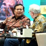 Presiden Prabowo Subianto berbincang dalam sebuah forum ekonomi, menyoroti arah kebijakan pertumbuhan dan stabilitas harga di tahun pertama pemerintahannya.