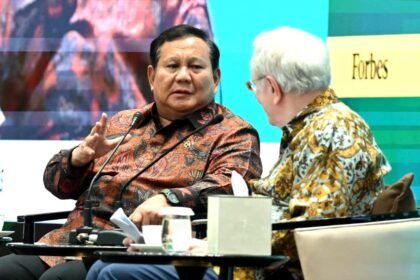 Presiden Prabowo Subianto berbincang dalam sebuah forum ekonomi, menyoroti arah kebijakan pertumbuhan dan stabilitas harga di tahun pertama pemerintahannya.
