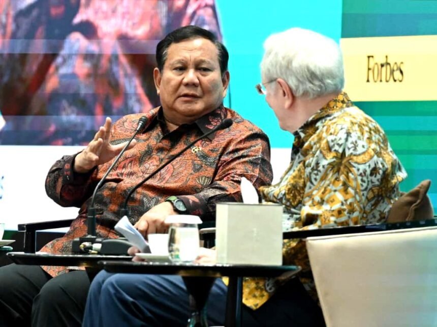 Presiden Prabowo Subianto berbincang dalam sebuah forum ekonomi, menyoroti arah kebijakan pertumbuhan dan stabilitas harga di tahun pertama pemerintahannya.