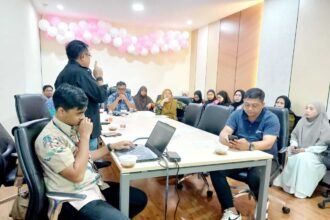 Karyawan Pelindo Makassar antusias mengikuti pelatihan dasar jurnalistik yang digelar bersama SMSI Sulsel di Kantor Pelindo Regional 4 Makassar, Jumat (17/10/2025). (tim)