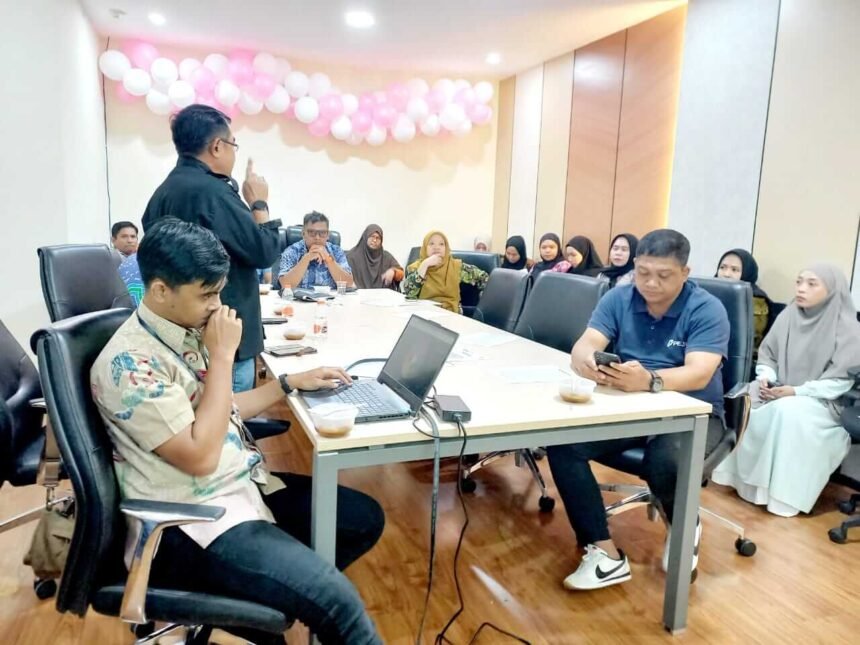 Karyawan Pelindo Makassar antusias mengikuti pelatihan dasar jurnalistik yang digelar bersama SMSI Sulsel di Kantor Pelindo Regional 4 Makassar, Jumat (17/10/2025). (tim)