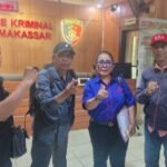 Ahli waris tanah Barombong, Ishak Hamzah (kedua kiri), bersama kuasa hukumnya Maria Monika Veronika Hayr, S.H. (kedua kanan), melapor ke Polrestabes Makassar terkait dugaan pemalsuan dan penggelapan surat tanah warisan, Jumat (17/10/2025).