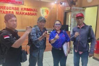 Ahli waris tanah Barombong, Ishak Hamzah (kedua kiri), bersama kuasa hukumnya Maria Monika Veronika Hayr, S.H. (kedua kanan), melapor ke Polrestabes Makassar terkait dugaan pemalsuan dan penggelapan surat tanah warisan, Jumat (17/10/2025).