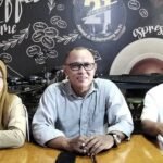 Kepala LI BAPAN Makassar, Drs. H. Rajadeng Karaeng Lau (tengah), bersama jajaran saat memberikan keterangan pers di Makassar, Sabtu (18/10/2025), terkait dugaan penyalahgunaan lahan fasilitas umum oleh PT Honda Sanggar Laut Selatan.