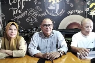 Kepala LI BAPAN Makassar, Drs. H. Rajadeng Karaeng Lau (tengah), bersama jajaran saat memberikan keterangan pers di Makassar, Sabtu (18/10/2025), terkait dugaan penyalahgunaan lahan fasilitas umum oleh PT Honda Sanggar Laut Selatan.