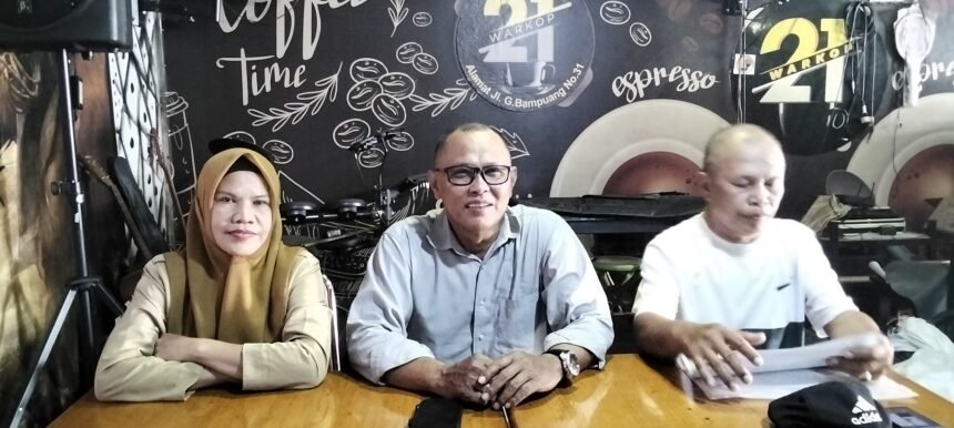 Kepala LI BAPAN Makassar, Drs. H. Rajadeng Karaeng Lau (tengah), bersama jajaran saat memberikan keterangan pers di Makassar, Sabtu (18/10/2025), terkait dugaan penyalahgunaan lahan fasilitas umum oleh PT Honda Sanggar Laut Selatan.