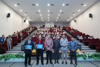 Para narasumber dan pimpinan Poltekpar Makassar berfoto bersama peserta usai pembukaan The 2nd International Conference on Marine Tourism and Hospitality Studies (IConMTHS) 2025 di Auditorium Soesilo Soedarman, Sabtu (18/10/2025).