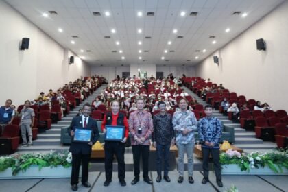 Poltekpar Makassar Dorong Kolaborasi Global lewat Konferensi Pariwisata Bahari Internasional 14 Para narasumber dan pimpinan Poltekpar Makassar berfoto bersama peserta usai pembukaan The 2nd International Conference on Marine Tourism and Hospitality Studies (IConMTHS) 2025 di Auditorium Soesilo Soedarman, Sabtu (18/10/2025).