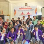 Kolaborasi Unimen–Unhas Dorong Petani Enrekang Kuasai Teknologi Pemurnian VCO 3 Mahasiswa Unimen bersama tim Unhas dan masyarakat Desa Tungka berpose usai penyuluhan teknologi pemurnian VCO dalam program Kosabangsa untuk penguatan ekonomi lokal Enrekang.