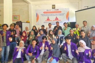 Mahasiswa Unimen bersama tim Unhas dan masyarakat Desa Tungka berpose usai penyuluhan teknologi pemurnian VCO dalam program Kosabangsa untuk penguatan ekonomi lokal Enrekang.