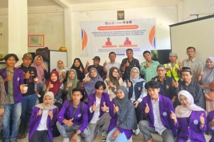 Mahasiswa Unimen bersama tim Unhas dan masyarakat Desa Tungka berpose usai penyuluhan teknologi pemurnian VCO dalam program Kosabangsa untuk penguatan ekonomi lokal Enrekang.
