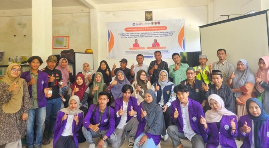 Kolaborasi Unimen–Unhas Dorong Petani Enrekang Kuasai Teknologi Pemurnian VCO 1 Mahasiswa Unimen bersama tim Unhas dan masyarakat Desa Tungka berpose usai penyuluhan teknologi pemurnian VCO dalam program Kosabangsa untuk penguatan ekonomi lokal Enrekang.