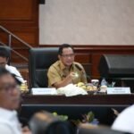 Mendagri Dorong Pemda Optimalkan 7 Jalur Distribusi Beras SPHP untuk Tekan Inflasi 3 Mendagri Tito Karnavian dalam rapat koordinasi membahas stabilisasi harga beras nasional melalui program penyaluran Beras SPHP di 7 kanal distribusi utama di Auditorium Kementerian Pertanian (Kementan), Jakarta, pada Senin (20/10/2025).