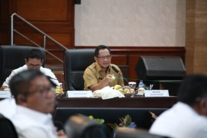 Mendagri Tito Karnavian dalam rapat koordinasi membahas stabilisasi harga beras nasional melalui program penyaluran Beras SPHP di 7 kanal distribusi utama di Auditorium Kementerian Pertanian (Kementan), Jakarta, pada Senin (20/10/2025).