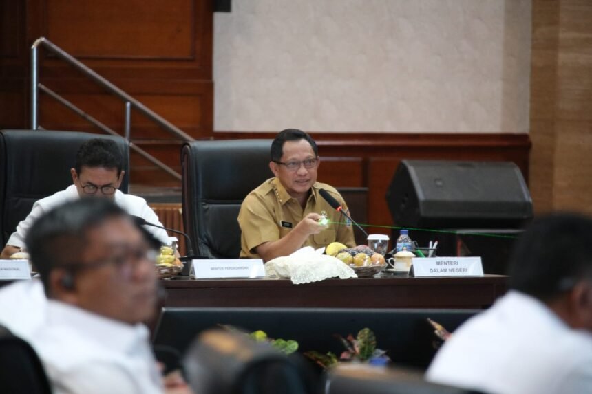 Mendagri Dorong Pemda Optimalkan 7 Jalur Distribusi Beras SPHP untuk Tekan Inflasi 1 Mendagri Tito Karnavian dalam rapat koordinasi membahas stabilisasi harga beras nasional melalui program penyaluran Beras SPHP di 7 kanal distribusi utama di Auditorium Kementerian Pertanian (Kementan), Jakarta, pada Senin (20/10/2025).
