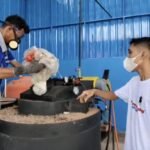 PGN Dorong Green Tourism Karimunjawa Lewat Teknologi “Faspol” Pengubah Sampah Jadi Bahan Bakar 2 Petugas Pusat Daur Ulang Karimunjawa memasukkan sampah plastik ke mesin Fast Pyrolysis (Faspol), inovasi hasil kolaborasi PGN dan BRIN yang mengubah limbah plastik menjadi bahan bakar alternatif ramah lingkungan.