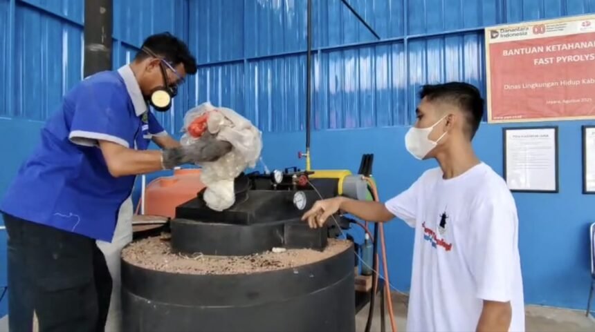 PGN Dorong Green Tourism Karimunjawa Lewat Teknologi “Faspol” Pengubah Sampah Jadi Bahan Bakar 1 Petugas Pusat Daur Ulang Karimunjawa memasukkan sampah plastik ke mesin Fast Pyrolysis (Faspol), inovasi hasil kolaborasi PGN dan BRIN yang mengubah limbah plastik menjadi bahan bakar alternatif ramah lingkungan.