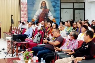 Pdt. Dr. Immanuel Darsana, M.Th memaparkan materi tentang karakter Kristus di hadapan peserta seminar rohani “Man of God” di Gereja Segala Bangsa Makassar, (20/10/2025).