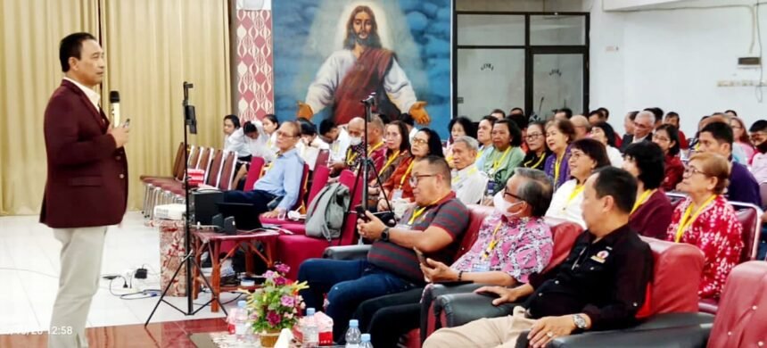 Ratusan Umat Kristiani Makassar Ikuti Seminar “Man of God” Bahas Karakter Kristus 1 Pdt. Dr. Immanuel Darsana, M.Th memaparkan materi tentang karakter Kristus di hadapan peserta seminar rohani “Man of God” di Gereja Segala Bangsa Makassar, (20/10/2025).