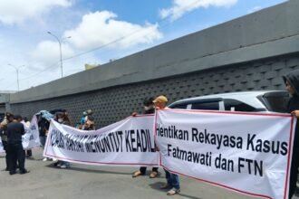 Koalisi Rakyat Menuntut Keadilan (KRMK) menggelar aksi damai di Makassar, menuntut dihentikannya dugaan rekayasa hukum terhadap dua perempuan, Fatmawati dan FTN.