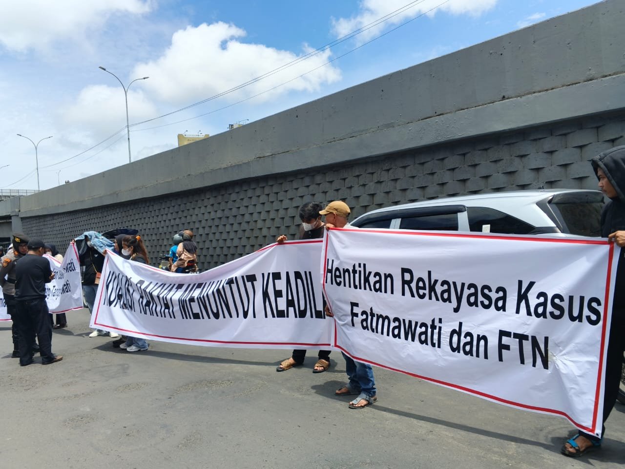 Koalisi Rakyat Soroti Kriminalisasi Dua Perempuan di Sulsel, Desak Evaluasi Aparat Penegak Hukum 3 Koalisi Rakyat Menuntut Keadilan (KRMK) menggelar aksi damai di Makassar, menuntut dihentikannya dugaan rekayasa hukum terhadap dua perempuan, Fatmawati dan FTN.