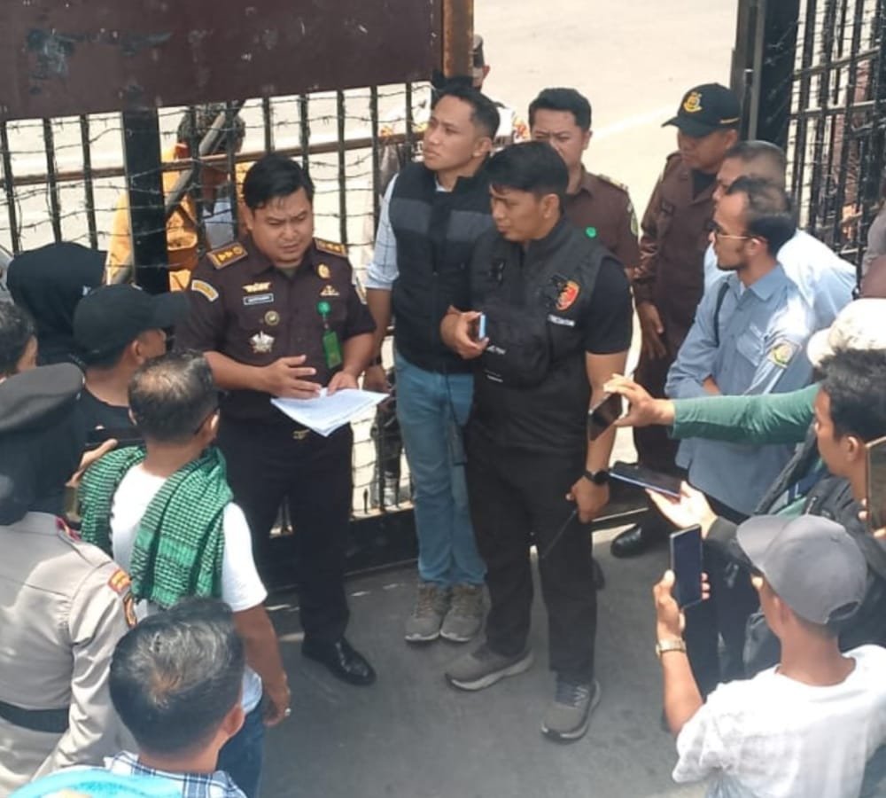 Koalisi Rakyat Soroti Kriminalisasi Dua Perempuan di Sulsel, Desak Evaluasi Aparat Penegak Hukum 2 Perwakilan Koalisi Rakyat Menuntut Keadilan (KRMK) menyerahkan pernyataan sikap kepada pihak Kejaksaan Tinggi Sulawesi Selatan, menuntut transparansi dan evaluasi atas dugaan kriminalisasi terhadap Fatmawati dan FTN.