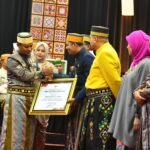 Enrekang Catat TPT Terendah di Sulsel: Bukti Ketahanan Ekonomi dari Ladang Pertanian 3 Bupati Enrekang H. Muh. Yusuf Ritangnga menerima piagam penghargaan dari Gubernur Sulsel Andi Sudirman Sulaiman atas capaian Kabupaten Enrekang sebagai daerah dengan Tingkat Pengangguran Terbuka (TPT) terendah di Sulawesi Selatan tahun 2024.