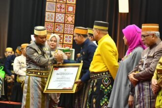 Bupati Enrekang H. Muh. Yusuf Ritangnga menerima piagam penghargaan dari Gubernur Sulsel Andi Sudirman Sulaiman atas capaian Kabupaten Enrekang sebagai daerah dengan Tingkat Pengangguran Terbuka (TPT) terendah di Sulawesi Selatan tahun 2024.
