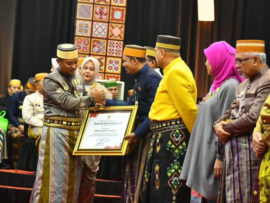 Enrekang Catat TPT Terendah di Sulsel: Bukti Ketahanan Ekonomi dari Ladang Pertanian 1 Bupati Enrekang H. Muh. Yusuf Ritangnga menerima piagam penghargaan dari Gubernur Sulsel Andi Sudirman Sulaiman atas capaian Kabupaten Enrekang sebagai daerah dengan Tingkat Pengangguran Terbuka (TPT) terendah di Sulawesi Selatan tahun 2024.