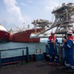 PGN Mantapkan Peran di Tahun Pertama Pemerintahan Prabowo, Fokus pada Swasembada Energi 4 Petugas PGN memantau aktivitas distribusi LNG sebagai bagian dari upaya memperkuat keandalan pasokan gas bumi nasional.