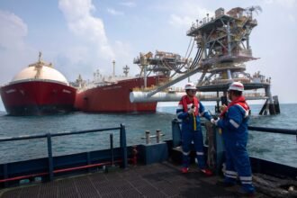 Petugas PGN memantau aktivitas distribusi LNG sebagai bagian dari upaya memperkuat keandalan pasokan gas bumi nasional.