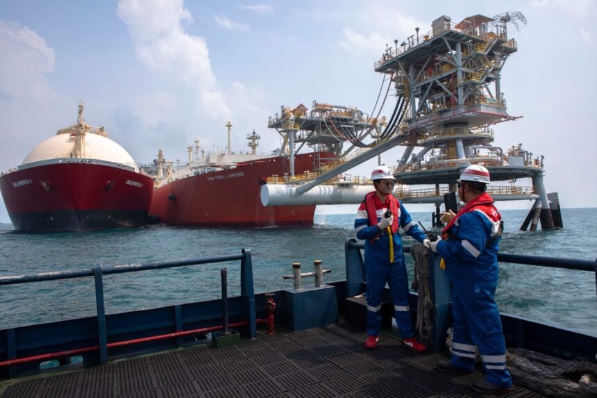 PGN Mantapkan Peran di Tahun Pertama Pemerintahan Prabowo, Fokus pada Swasembada Energi 1 Petugas PGN memantau aktivitas distribusi LNG sebagai bagian dari upaya memperkuat keandalan pasokan gas bumi nasional.