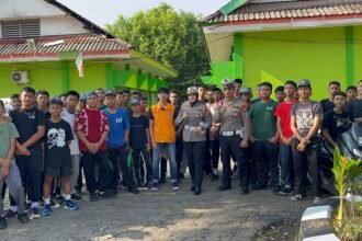 Satlantas Polres Gowa Ajak Siswa SMKN 3 Gowa Pahami Tertib Lalu Lintas dan ETLE 25 Satlantas Polres Gowa bersama siswa SMKN 3 Gowa usai sosialisasi tertib berlalu lintas dan ETLE dalam program Police Goes to School, (21/10/2025).