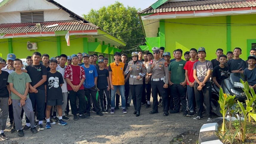 Satlantas Polres Gowa bersama siswa SMKN 3 Gowa usai sosialisasi tertib berlalu lintas dan ETLE dalam program Police Goes to School, (21/10/2025).