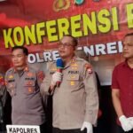 Kapolres Enrekang AKBP Hari Budiyanto didampingi Kasat Reskrim dan tim penyidik saat konferensi pers pengungkapan kasus KDRT berujung maut di Desa Sumillan, Selasa (21/10/2025).