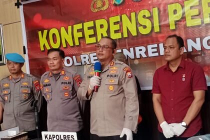 Kapolres Enrekang AKBP Hari Budiyanto didampingi Kasat Reskrim dan tim penyidik saat konferensi pers pengungkapan kasus KDRT berujung maut di Desa Sumillan, Selasa (21/10/2025).