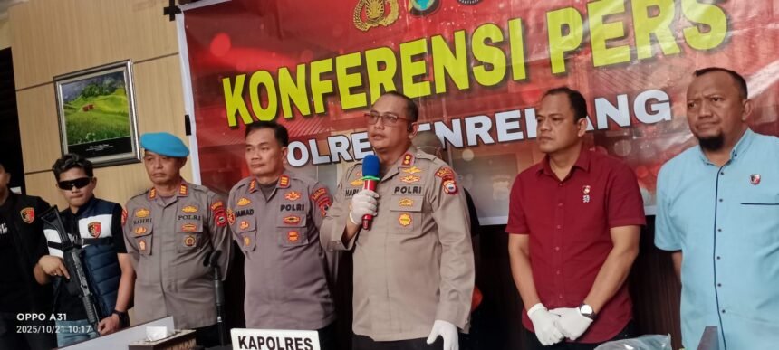 Cemburu Membutakan, Suami di Enrekang Tega Habisi Istri Sendiri 1 Kapolres Enrekang AKBP Hari Budiyanto didampingi Kasat Reskrim dan tim penyidik saat konferensi pers pengungkapan kasus KDRT berujung maut di Desa Sumillan, Selasa (21/10/2025).
