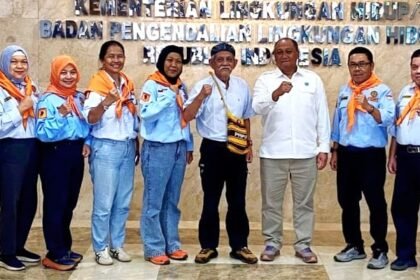 Kementerian Lingkungan Hidup bersama komunitas pendaki TRAMP berfoto bersama usai rapat teknis persiapan Pendakian Sumpah Pemuda dan Opsih 1000 Pendaki di Taman Nasional Gunung Pangrango.